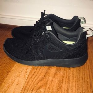 Selling a pair of Nike Roshe all black!!!